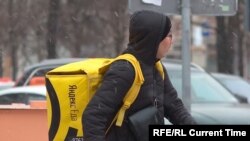 Орусияда курьер болуп иштеген кыргызстандык мигрант.