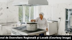 Bucătăreasă în cantina gimnaziului din satul Dușmani, raionul Glodeni.