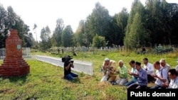 "Искер җыен"да катнашучылар Себергә ислам дине алып килүче шәехләр күмелгән астаналар булган дип фаразланган җиргә куелган һәйкәлләр янында дога кылалар