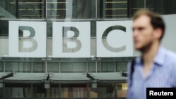 Великобритания - логотип «Би-би-си» в штаб-квартире компании в Лондоне