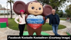 Евродепутатката от "Възраждане" Рада Лайкова и лидерът на партията Костадин Костадинов в Сочи. Куклата изобразява Чебурашка, герой от произведенията на руския писател Едуард Успенски