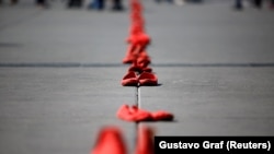 Instalacija umjetnice Eline Chauvet s protesta protiv nasilja nad ženama i femicida u Meksiku, 2020. 