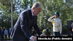 Prezident Kasım-Jomart Tokayev aclıq qurbanlarının xatirəsinə Astanada ucaldılmış abidə önünə gül dəstəsi qoyur.