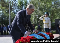 Președintele Kazahstanului, Qasym-Zhomart Toqaev, depune flori la monumentul dedicat victimelor foametei din Astana, pe 31 mai 2022.