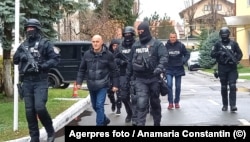 Horațiu Potra este dus de polițiști la audieri. 8 decembrie 2024.