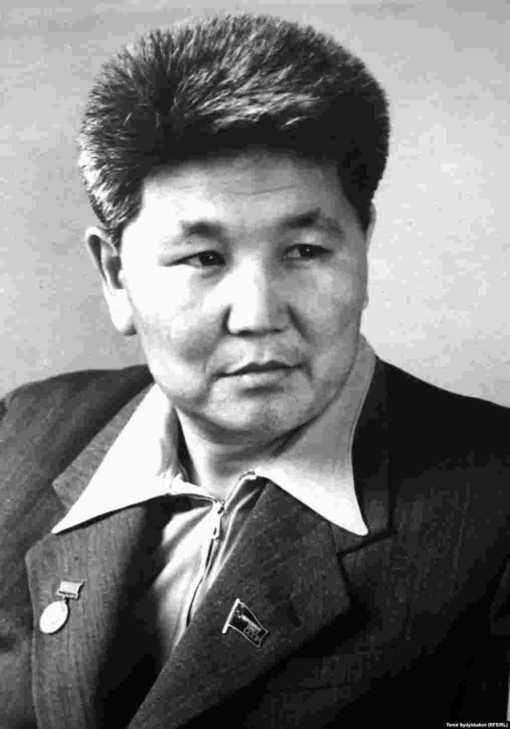 Улуу Ата Мекендик согуш учурундагы кыргыз колхоздорунун турмушун баяндаган "Биздин замандын кишилери" аттуу романы 1948-жылы кыргыз жана орус тилинде жарык көргөн.