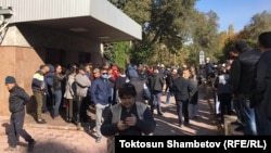 Митингующие у здания правительства КР,  6 октября 2020 г.