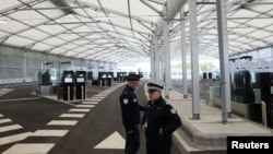 Demonstrație a sistemului de intrare/ieșire al Uniunii Europene la terminalul Eurotunnel de la Folkestone, Marea Britanie, la 23 septembrie 2025.