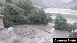 Селевой поток перекрыл русло реки Пяндж и разрушил афганское село Дуихаи