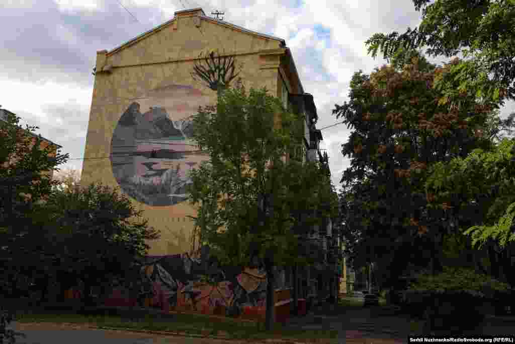 Мурал «Чыгун і лотас» з выявай горнага возера на вуліцы ў цэнтры Краматорску. У 2019 годзе мастакі намалявалі некалькі муралаў на вуліцы Марата