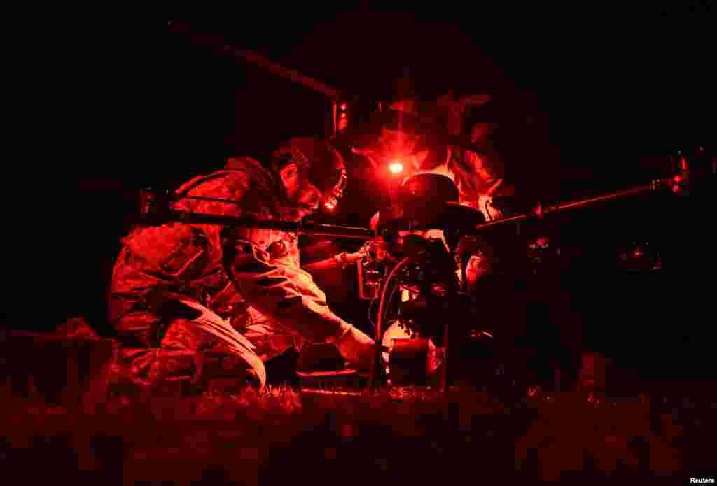 Украин аскерлери Запорожье облусунда "Вампир" дронун даярдап жаткан кези.  