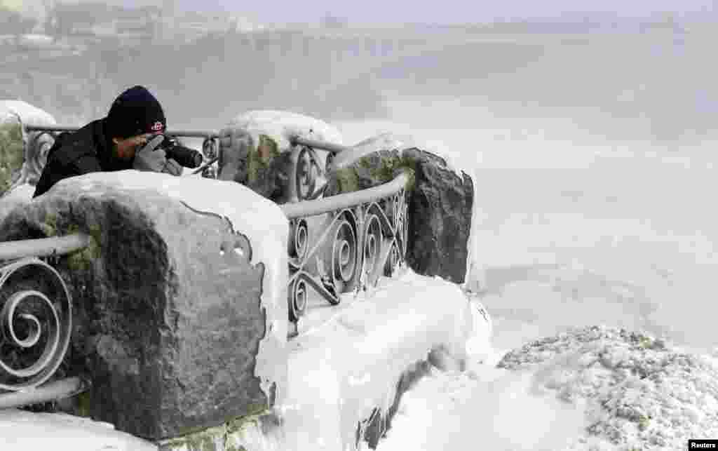 Турист на канадской стороне водопада. &nbsp;8 января 2014 года.