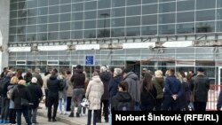 Qytetarët e Novi Sadit nderojnë viktimat e rrëzimit të tendës më 1 mars me 15 minuta heshtje.