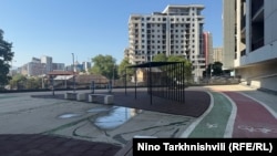 სათამაშო მოედანი, სადაც მეზობლებმა ცოლ-ქმრისა და შვილის ცხედრები ნახეს. 4 ოქტომბერი, 2025 წელი