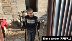 Бірінші топ мүгедегі Николай Подшивалов үйінің ауласында тұр. Берлин ауылы, Қарағанды облысы.
