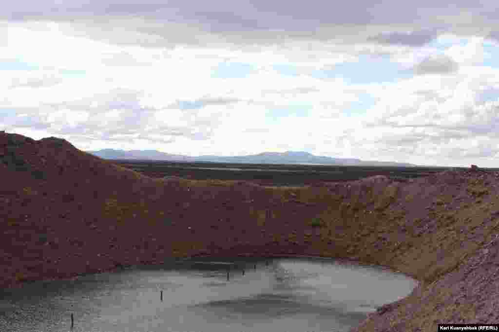 "Атылған көлдің" ар жағынан Семей полигонындағы сынақ алаңдарының бірі болған Дегелең тауы көрініп тұр. Көл мен Саржал ауылының арасы 20 километрдей жер. &nbsp;