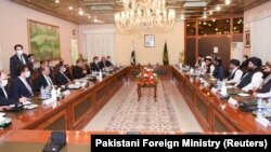 پاکستان ته د ملا برادر په مشرۍ ورغلي طالب پلاوي په اسلام اباد کې د بهرنیو چارو له وزیر شاه محمود قریشي سره ویني. ۲۰۲۰، ۱۶ دسمبر