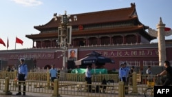 Polițiști în Piața Tiananmen din Beijing, la 1 septembrie 2025.