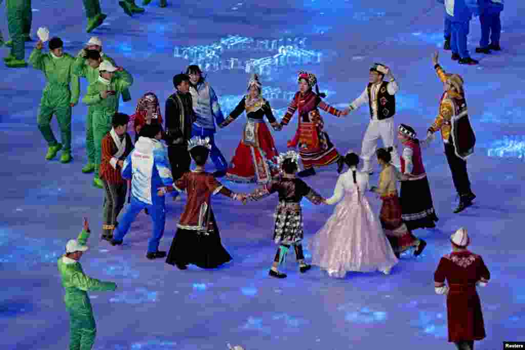 Пандемиялык шартка байланыштуу Олимп оюндарынын иш-чаралары спортчулардын жергиликтүү тургундар менен карым-катыш кылуусуна чектөө коюлду. Аэропорт, спорт объектилеринде, пресс-борборлор жана олимпиадалык айылдар да тосмолонгон.