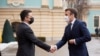 Președintele francez, Emmanuel Macron, este primit la Kiev de omologul ucrainean, Volodimir Zelenski, pentru discuții despre detensionarea crizei de la granițele Ucrainei