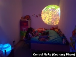 Centrul NoRo din Zalău oferă îngrijiri paliative copiilor cu boli rare și boli din spectrul autismului. În fotografie, un copil participă la o ședință de terapie senzorială.