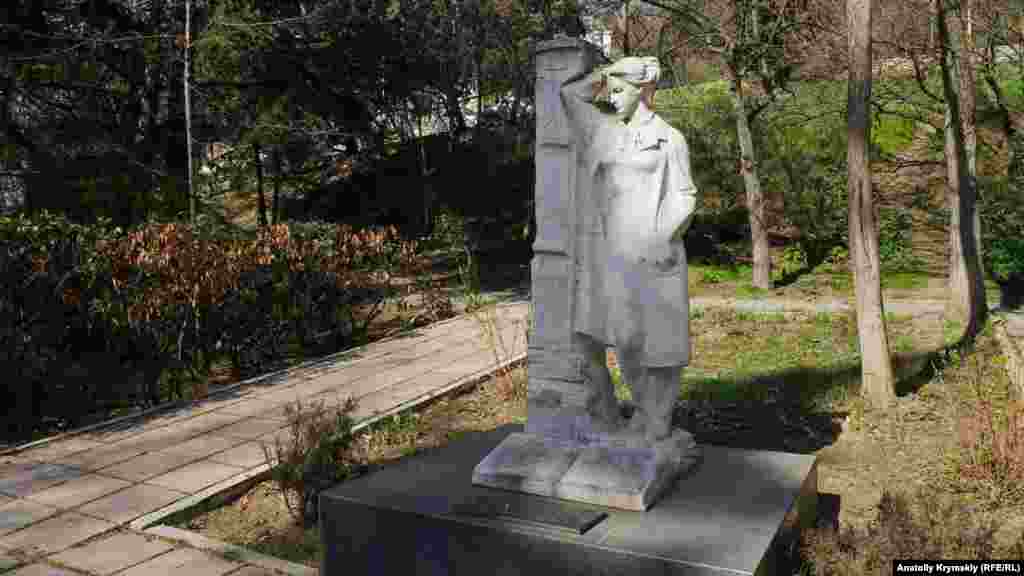 Там же встановлено пам'ятник Надії Сусловій-Голубєєвій (1843-1918). Вона працювала тут і була першою жінкою-лікарем в імператорській Росії