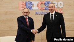 د اذربایجان ولسمشر الهام عليېف (ښي لوري ته) د روسیې په کازان کې د برېکس ټولنې سرمشریزې پر مهال له ارمني وزیراعظم نېکول پاشینیان سره ستړي مه شي کوي - د ۲۰۲۴ز کال د اکتوبر ۲۴مې انځور.