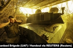 ფოტო: უკრაინის შეიარაღებული ძალების, მეფე დანიელის სახელობის 24-ე მექანიზებული ბრიგადის სამხედრო მოსამსახურე დონეცკის ოლქის ქალაქ ჩასოვ იართან რუსული არმიის პოზიციებს 2С1 „გვოზდიკა“ ტიპის ჰაუბიციდან ესვრის, 2025 წლის 22 ივლისი