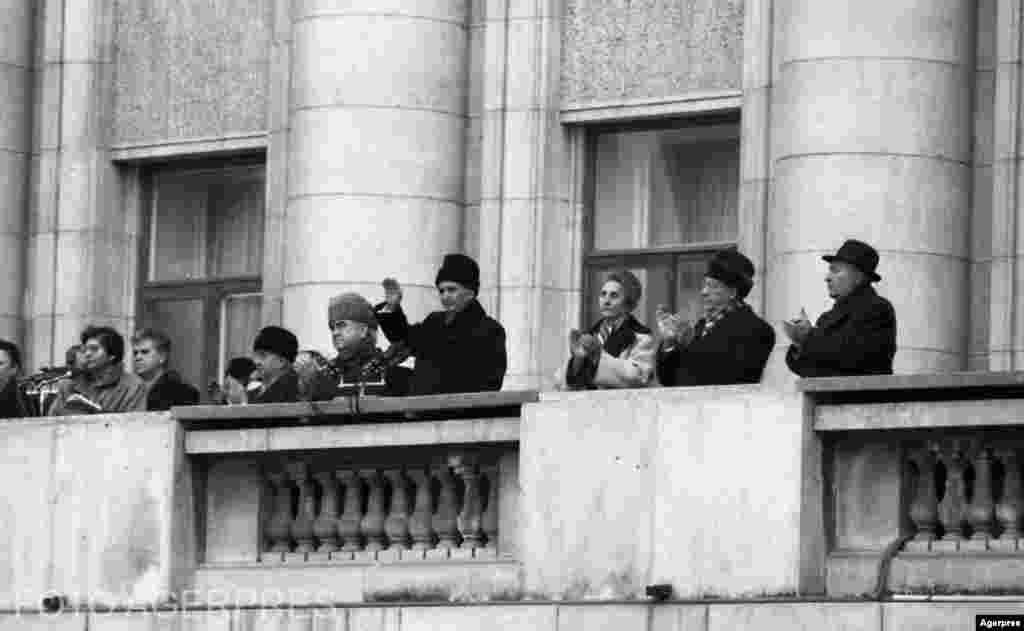 București, 21 decembrie 1989. În momentul în care Nicolae Ceaușescu a fost huiduit, televiziunea publică a îndreptat camerele spre cer, iar în cele din urmă a întrerupt transmisiunea cu totul. Dacă ar fi continuat, românii din toată țara ar fi văzut cum miile de oameni aduși cu forța părăsesc în dezordine Piața Palatului.&nbsp;