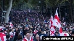 Zeci de mii de oameni, mărșăluind pe 4 octombrie la Tbilisi, în timpul unui protest antiguvernamental