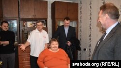 Украінскі амбасадар Ігар Кізім перадае вазок Ніне Жызьнеўскай