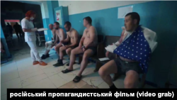 დარია სიდოროვა დაჭრილ რუს სამხედროებთან ერთად პერვომაისკის საავადმყოფოში, ლუგანსკის რეგიონში