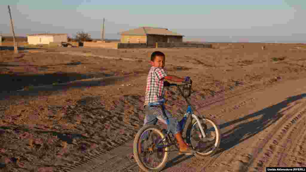 Нұржанның кенжесі де "атына" мінгелі тұр.