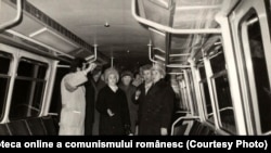 Nicolae Ceauşescu la Arad examinează prototipul vagonului de metrou. (11 ianuarie 1977) Sursa: Fototeca online a comunismului românesc; 4/1977