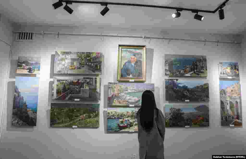 "Нарындык сүрөт чеберлеринин көргөзмөсү деп өткөрүп жатабыз. Бирок бул Нарын, Талас же Ош деп бөлүнүү эмес. Буга чейин оштуктар башташкан, андан кийин көлдүк сүрөтчүлөр өткөрдү. Салт катары биз да улантып атабыз. Бири-бирибиздин эмгектерибизди көрүү, тажрыйба алмашуу десек болот. Анткени мындай аянтча көп боло бербейт. Биринчи ирет катышкан өнөр ээлери бар. Көргөзмөгө катышкан авторлордун көпчүлүгү үйүндө эле иштеп, эмгектерин чет жакка сатышат. Мына ошолордун эмгектерин кыргыз өнөр сүйүүчүлөрүнө көрсөтүү", - деди уюштуруучу Залкар Эсенканов.&nbsp;&nbsp;