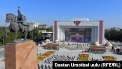 Ала-Тоо аянтындагы салтанат. Салтанатка пандемияда иштеген дарыгерлер гана катышты. Эгемендик күнү бул жылы коронавирус пандемиясынан улам ашыкча шаан-шөкөтсүз өттү. 31-август, 2020-жыл.