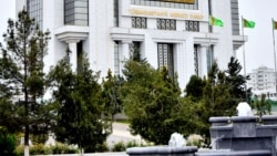 Türkmen studentleri pula, hökümet ýeňillikli çalyşyk kursunyň ýatyrylmagyna garaşýar