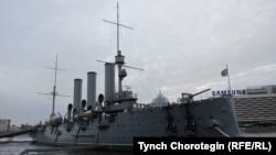 -  Неге Орусия бийликтери борборду Питерге кайра көчүргүсү келбейт?  - Анткени ал жакта дагы эле «Аврора» аңдып турат. 