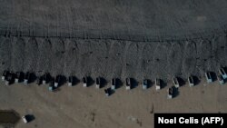 O vedere aeriană arată cum este cărbunele încărcat în camioane, lângă o mină de cărbune din Datong, în nordul provinciei Shanxi din China, pe 2 noiembrie
