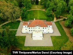 Castelul Săvârșin e așezat într-o zonă verde, cu un parc imens deschis temporar vizitatorilor.