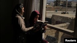 یک دختر محصلی که در خانه درس می خواند