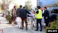 آرشیف - انتقال زخمی ها به شفاخانه ایمرجنسی کابل