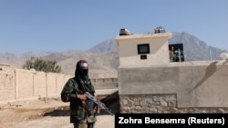 دو طالب مسلح حین محافظت از یک مرکز توزیع کمیشنری عالی سازمان ملل متحد در امور پناهندگان (یو ان اچ سی آر)