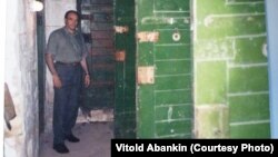 Витольд Абанькин на месте карцера в тюрьме Потсдама, где он сидел