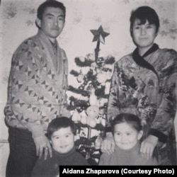 Айдана Жапарова (астыңғы қатарда сол жақта) анасы, әкесі және сіңлісімен бірге (отбасы архивіндегі фото)