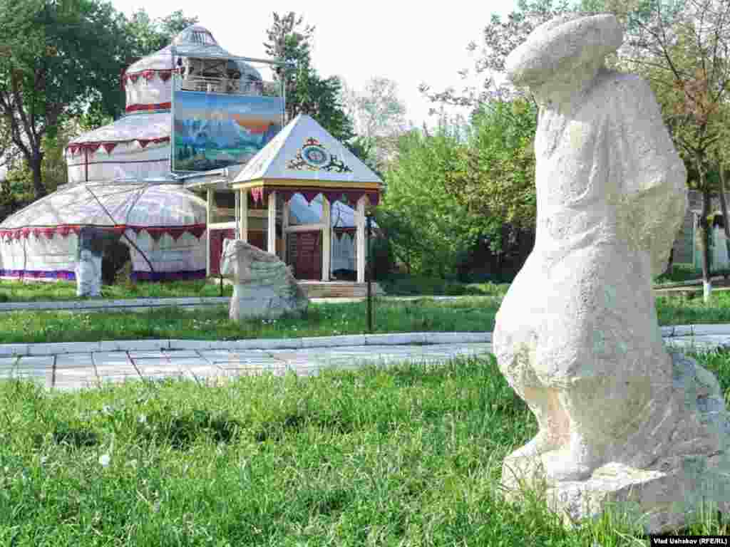 Трехэтажная юрта в Оше.