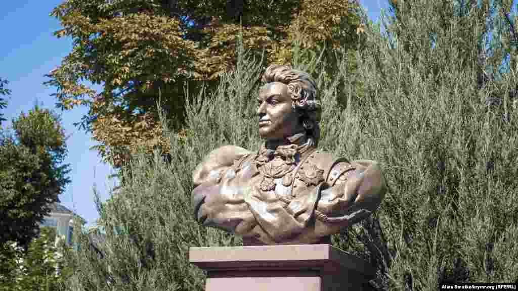 Бюст воєначальника Григорія Потьомкіна. У другу річницю анексії Криму в Сімферополі встановили бюст Григорія Потьомкіна. Відомо, що цей російський політичний діяч реалізував проект захоплення Криму Російською імперією. За це Потьомкін отримав титул &laquo;князя Таврійського&raquo;