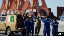 چينايي وګړي د پاکستاني پوځيانو سره تصویرونه اخلي - انځور له ارشیفه