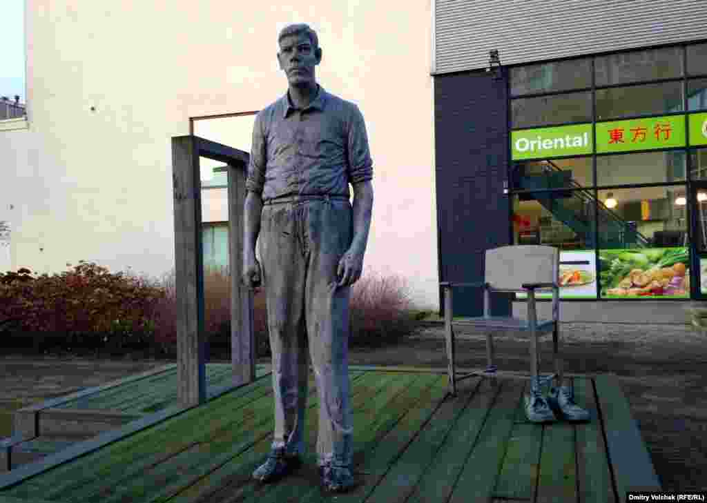 Скульптура Ригардуса Рийнхоута "Роттердамский гигант". Очень хороша ночью, когда от гиганта на стену падает исполинская тень