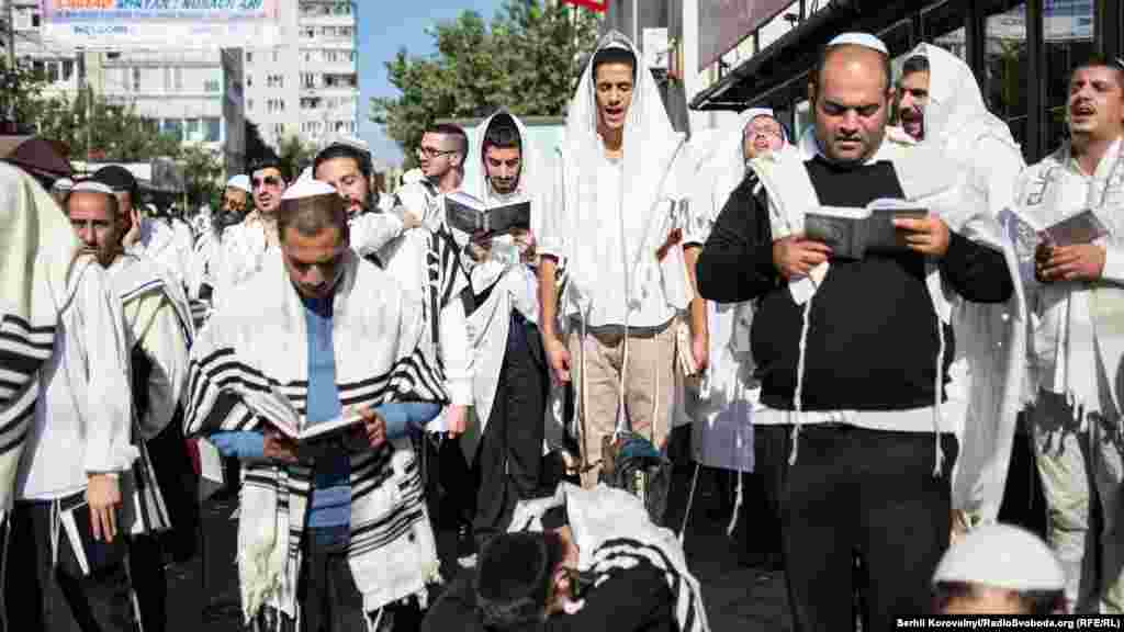 Хасиди збираються біля могили цадика Нахмана, а також в інших куточках міста, для того, щоб разом помолитися та послухати звук шофарів &ndash;&nbsp;музичних інструментів, зроблених переважно з рогів барана